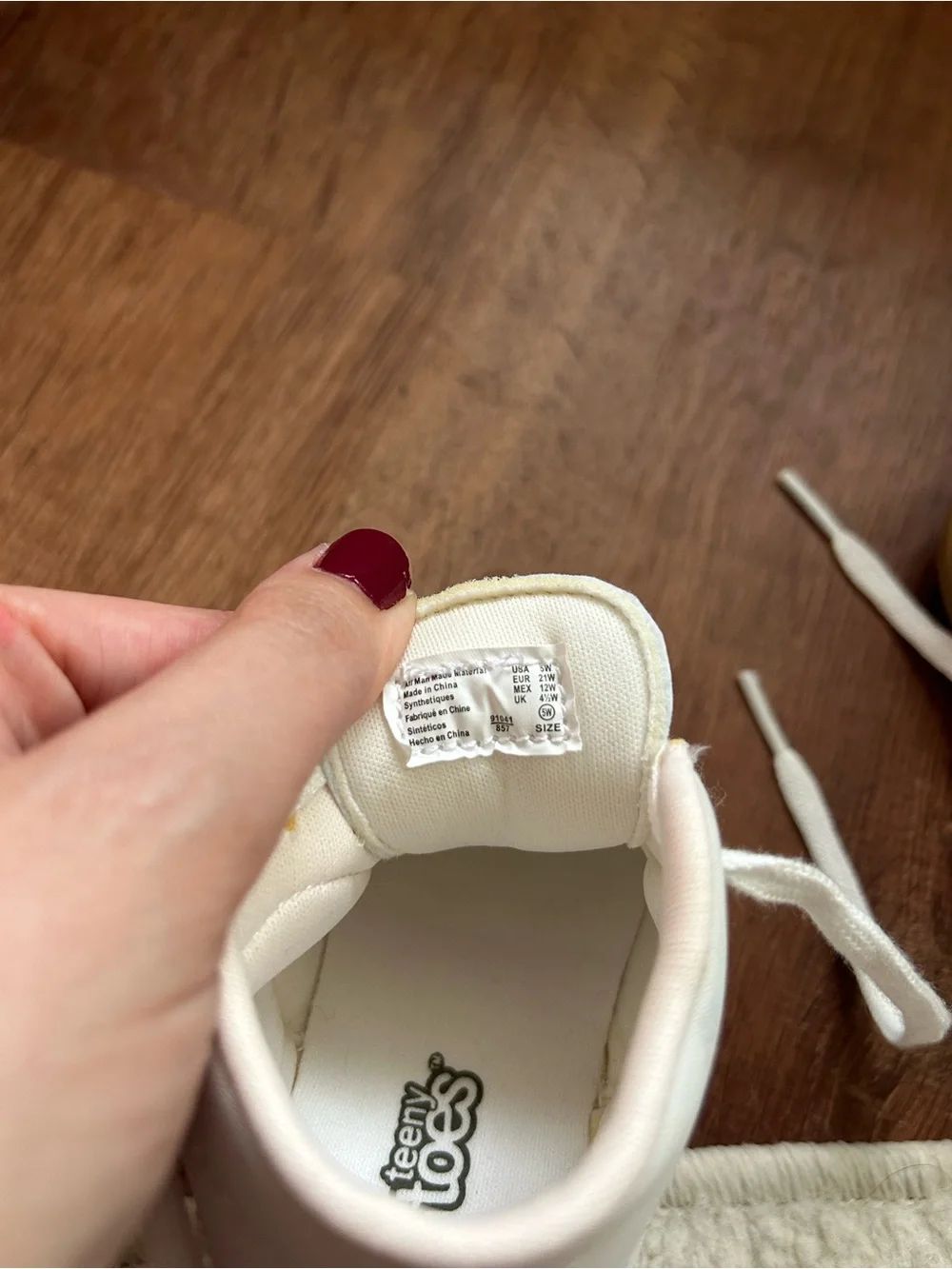 Classic White Baby Lace-Up Walking Shoes size 5W